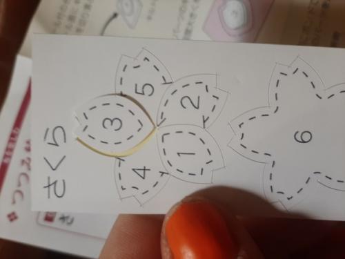 Теперь осталось сделать девку в ханбоке и девку в макияже тан, но кукол я пока откладываю. 02