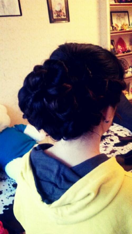 Здравствуйте?  Предлагаю услуги парикмахера - визажиста? 06