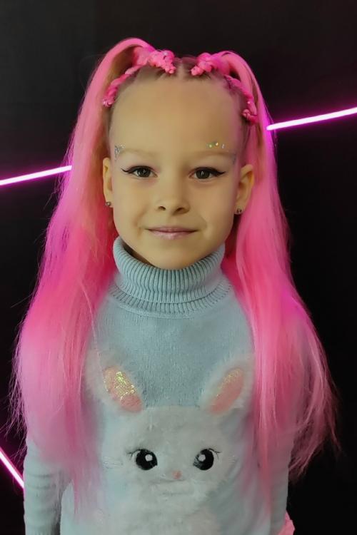 Вот такие милые хвостики и яркий розовый макияж для образа Барби делали Анюте на её пятилетие! 02