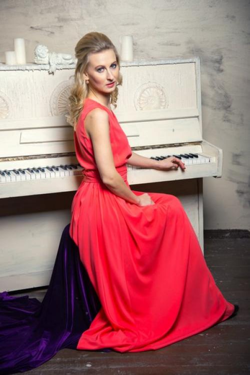 Девченки, кто давно хотел студийную фотосессию - есть 1 место на съемку в студии ONE! 01