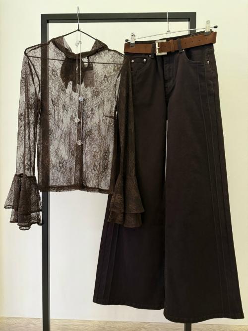 Образы с джинсами часто воспринимаются как повседневные и удобные, однако они вполне способны стать элегантными и даже праздничными. 03 Образы с джинсами часто воспринимаются как повседневные и удобные, однако они вполне способны стать элегантными и даже праздничными. 03