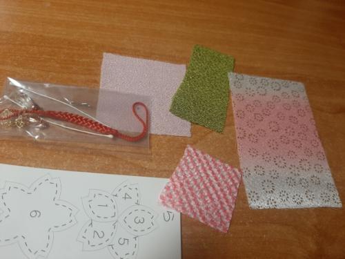 Теперь осталось сделать девку в ханбоке и девку в макияже тан, но кукол я пока откладываю. 01