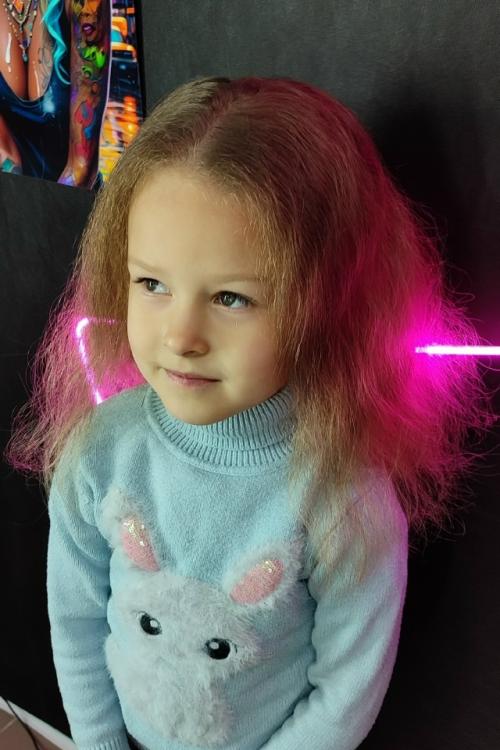 Вот такие милые хвостики и яркий розовый макияж для образа Барби делали Анюте на её пятилетие! 06