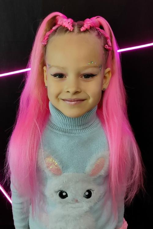 Вот такие милые хвостики и яркий розовый макияж для образа Барби делали Анюте на её пятилетие! 03