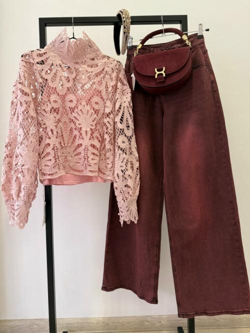 Образы с джинсами часто воспринимаются как повседневные и удобные, однако они вполне способны стать элегантными и даже праздничными. 04 Образы с джинсами часто воспринимаются как повседневные и удобные, однако они вполне способны стать элегантными и даже праздничными. 04