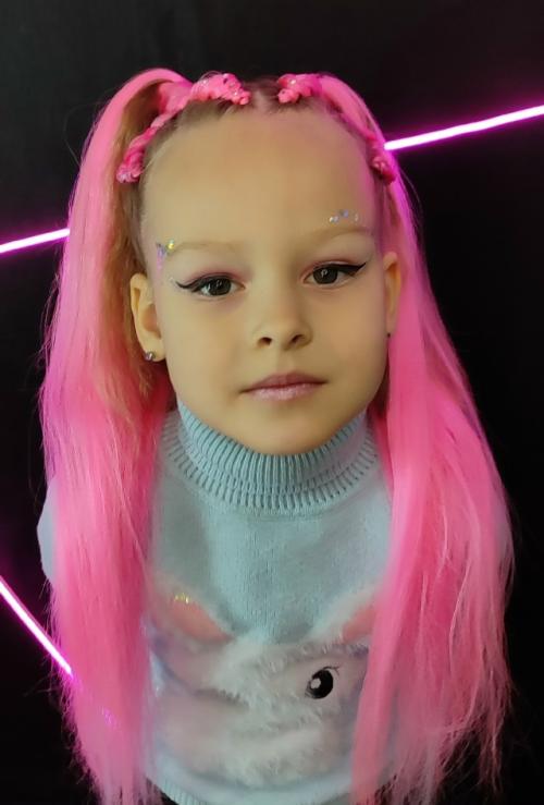Вот такие милые хвостики и яркий розовый макияж для образа Барби делали Анюте на её пятилетие! 04