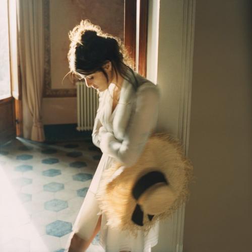 Up At The Villa: Изабели фонтана в фотосессии тома Крейга для Porter Magazine Winter Escape 2015. 02