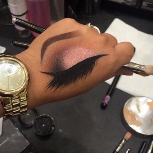 Я могу сделать вам, причёски и макияж на любое мероприятие и на каждый день индивидуальный подход к каждому клиенту! 03