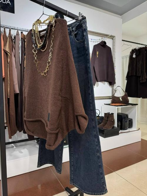 Образы с джинсами часто воспринимаются как повседневные и удобные, однако они вполне способны стать элегантными и даже праздничными. 08 Образы с джинсами часто воспринимаются как повседневные и удобные, однако они вполне способны стать элегантными и даже праздничными. 08