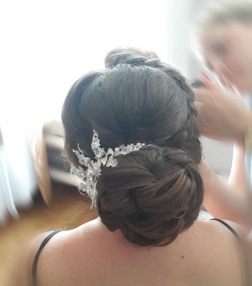 Здравствуйте, девушки?  Я мастером по прическам и визажистом являюсь! 04