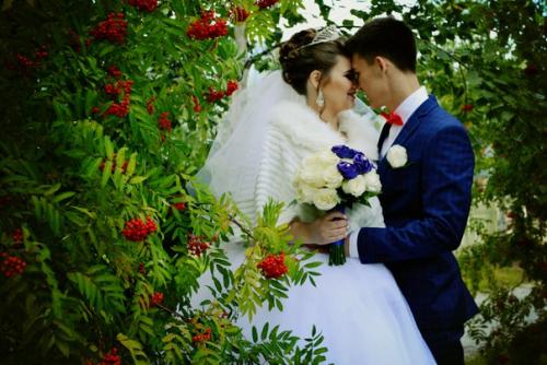 Милые сургутянки!  Успейте записаться на праздничную прическу и макияж. 02