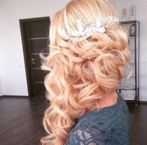 Я могу сделать вам, причёски и макияж на любое мероприятие и на каждый день индивидуальный подход к каждому клиенту! 06