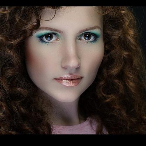 Дорогие клиенты, прически и макияж в салоне делают настоящие. 05