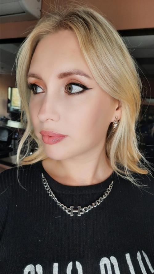 Сейчас пора новогодних корпоративов и каждая девушка мечтает быть на этом вечере самой красивой. 03