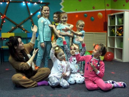 Сделать маникюр?  , Прическу и макияж? 06