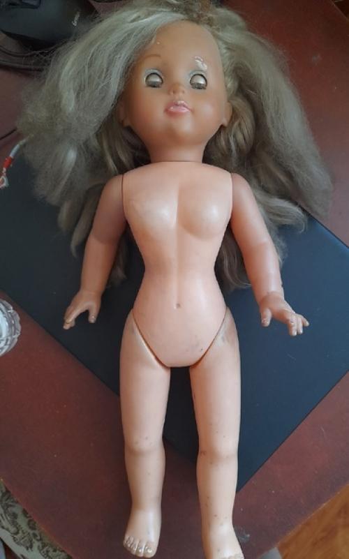 В пятницу мне очень захотелось привести в порядок мою старую куклу, которую мне подарили на моё 8-летие. 01