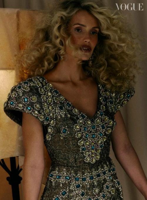 Звезды. В сети раскритиковали новую фотосессию племянницы принцессы Дианы китти Спенсер для бразильского Vogue. 01