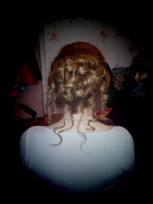 Свадебный сезон все больше набирает обороты, а это значит, остается всё меньше свободных мест на прическу и макияж. 03