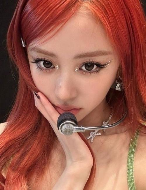 170226: мне жаль Хо юнджин из Le Ssserafim из-за её волос, макияжа и команды стилистов. 02 170226: мне жаль Хо юнджин из Le Ssserafim из-за её волос, макияжа и команды стилистов. 02