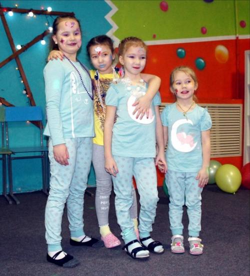 Сделать маникюр?  , Прическу и макияж? 05