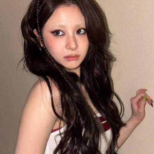 170226: мне жаль Хо юнджин из Le Ssserafim из-за её волос, макияжа и команды стилистов. 05 170226: мне жаль Хо юнджин из Le Ssserafim из-за её волос, макияжа и команды стилистов. 05