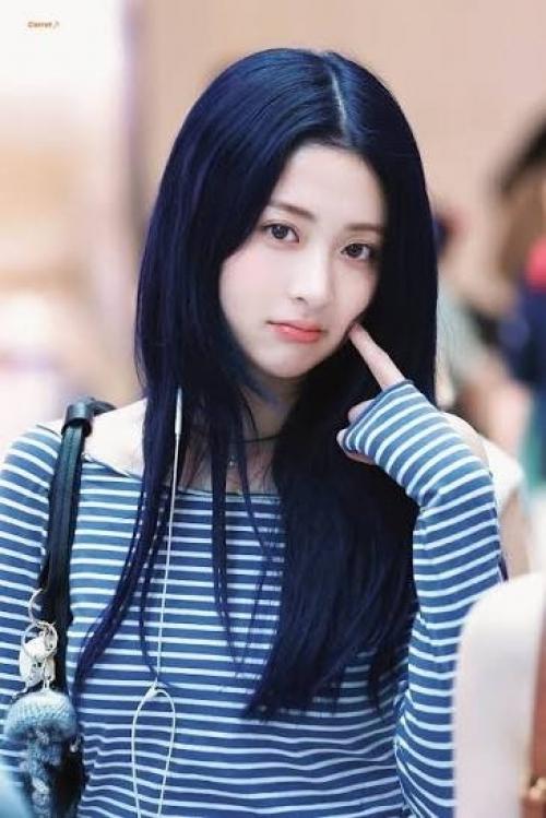 170226: мне жаль Хо юнджин из Le Ssserafim из-за её волос, макияжа и команды стилистов.

