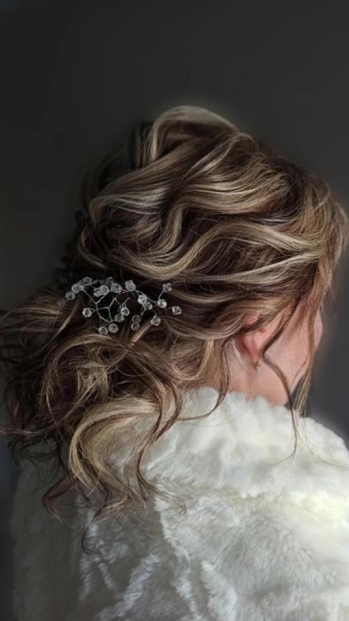 Макияж/ укладка трансформированная в прическу с легкой фиксацией невидимок. 01