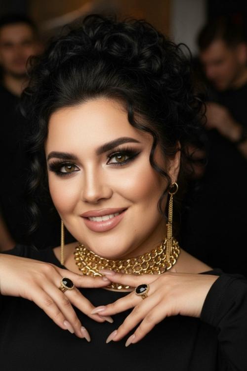 Промт.

Портрет улыбающейся женщины с тёмными вьющимися волосами, уложенными в объёмную причёску на макушке.  