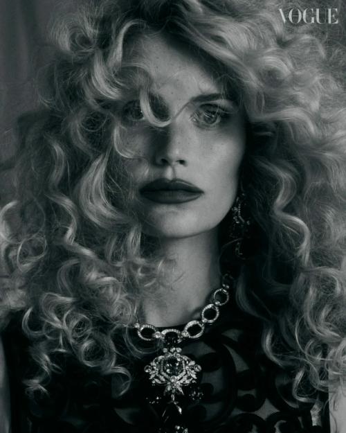 Звезды. В сети раскритиковали новую фотосессию племянницы принцессы Дианы китти Спенсер для бразильского Vogue. 04