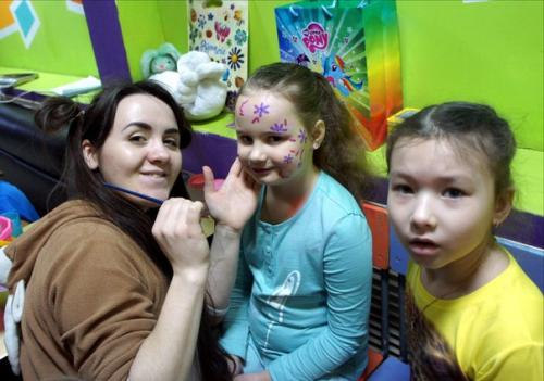 Сделать маникюр?  , Прическу и макияж? 01