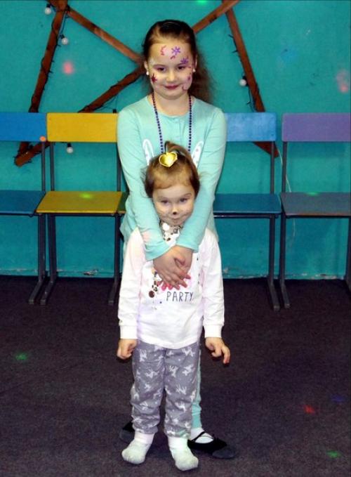 Сделать маникюр?  , Прическу и макияж? 03