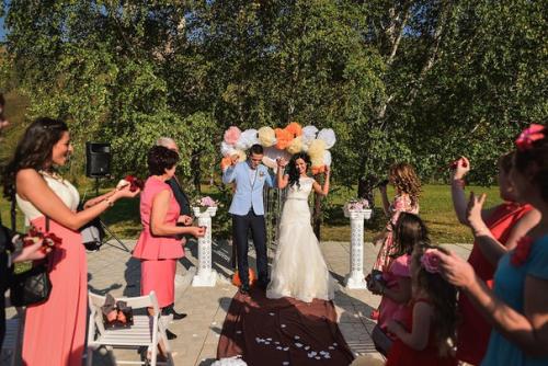 Каждый раз, пересматривая свадебные фотографии наших девочек, мы убеждаемся, что настоящие невесты - лучшие модели для демонстрации наших платьев! 06