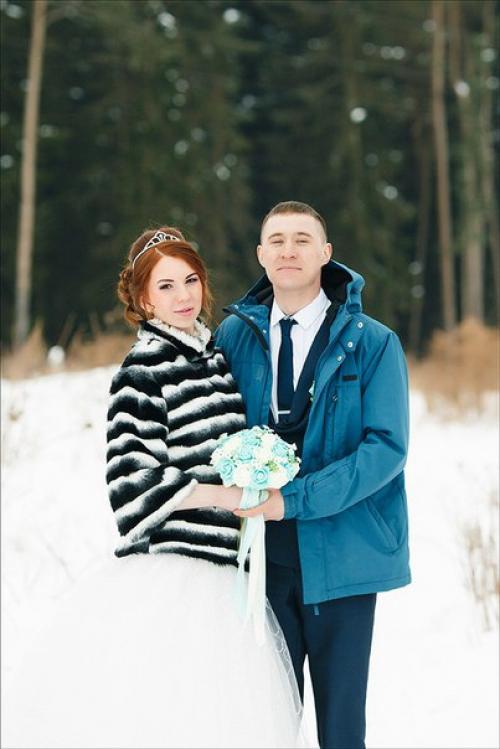 Свадебный сезон все больше набирает обороты, а это значит, остается всё меньше свободных мест на прическу и макияж. 01