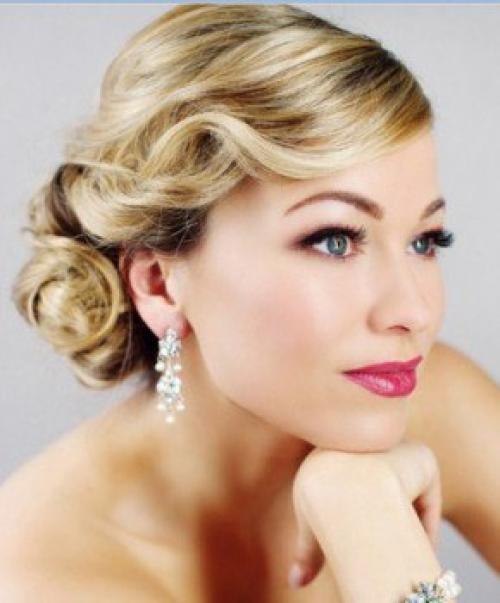 Сегодня расскажем вам немного о тенденциях в свадебных прическах 2016. 01