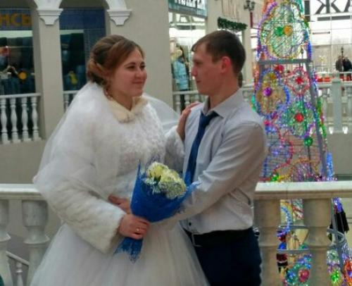 Свадебный сезон все больше набирает обороты, а это значит, остается всё меньше свободных мест на прическу и макияж. 02