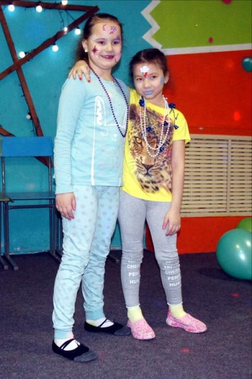 Сделать маникюр?  , Прическу и макияж? 04