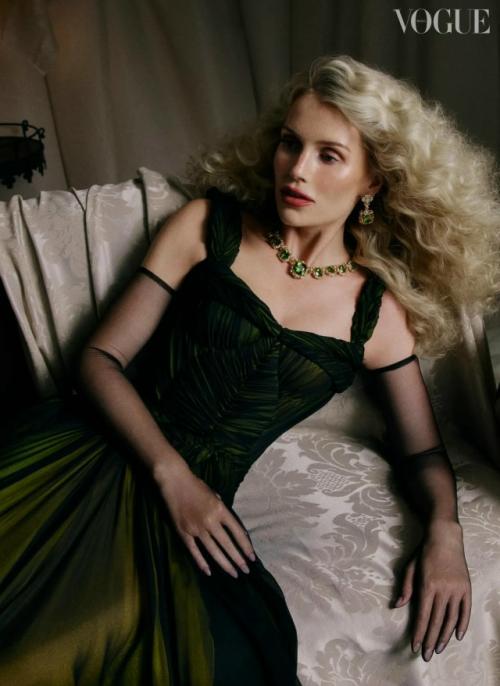 Звезды.
В сети раскритиковали новую фотосессию племянницы принцессы Дианы китти Спенсер для бразильского Vogue. 
