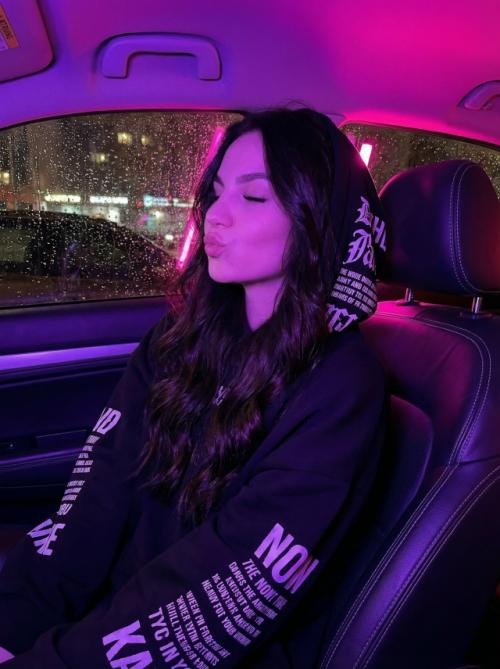 Женский.
Фото 3: 4. на снимке запечатлена девушка, позирующая на пассажирском сиденье автомобиля в темное время суток.  