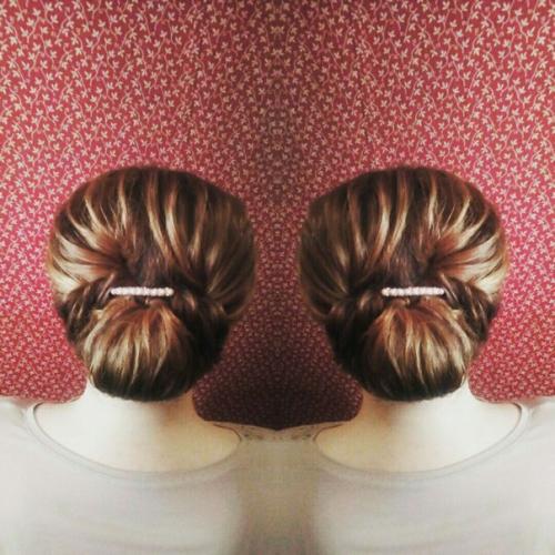 Дорогие девушки, предлогаю акцию 50% на макияж и 20% на прически до конца марта! 05