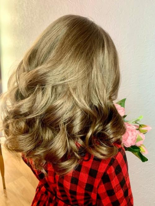 Детский макияж …… конечно нет, но если очень хочется и девочка начинает использовать мамину косметику, лучше отвести ее к специалисту. 01