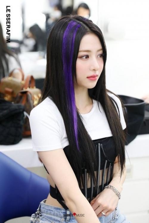 170226: мне жаль Хо юнджин из Le Ssserafim из-за её волос, макияжа и команды стилистов. 07 170226: мне жаль Хо юнджин из Le Ssserafim из-за её волос, макияжа и команды стилистов. 07