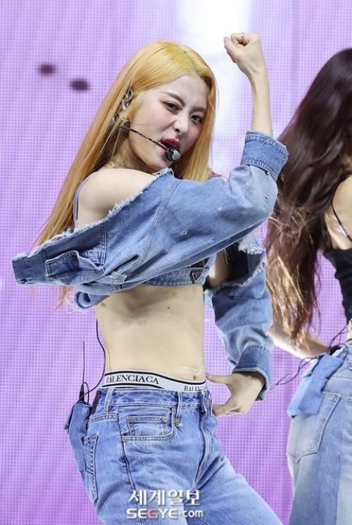 170226: мне жаль Хо юнджин из Le Ssserafim из-за её волос, макияжа и команды стилистов. 04 170226: мне жаль Хо юнджин из Le Ssserafim из-за её волос, макияжа и команды стилистов. 04