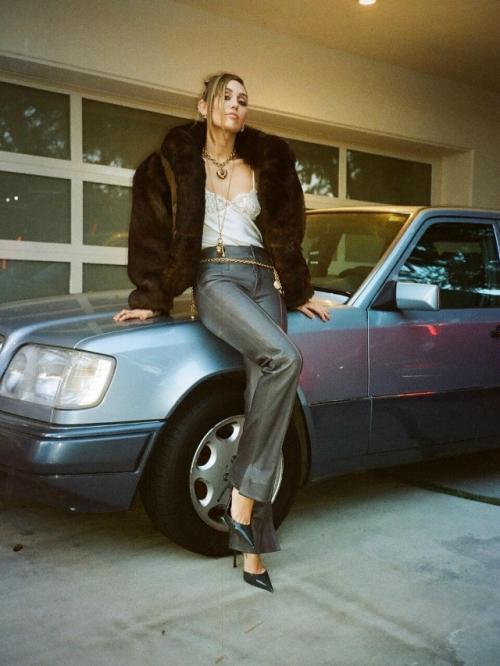 Майли появилась на шоу Jimmy Kimmel Live с эффектным нарядом. 04