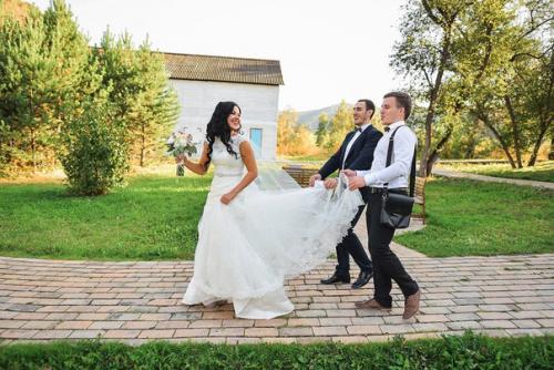 Каждый раз, пересматривая свадебные фотографии наших девочек, мы убеждаемся, что настоящие невесты - лучшие модели для демонстрации наших платьев! 04