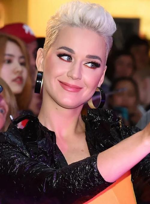 Несколько красивых женских причесок для коротких волос. 05 Несколько красивых женских причесок для коротких волос. 05