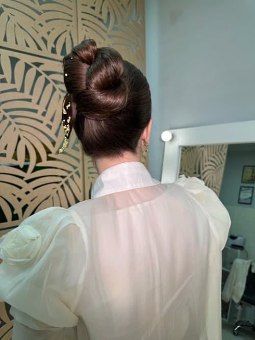 Прическа пучок имеет множество преимуществ, которые делают ее популярной среди женщин разных возрастов и стилей. 01