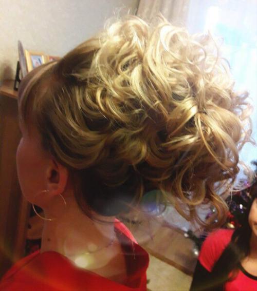 Дорогие девушки!  Мы предлагаем услуги двух дипломированных специалистов: визажиста и стилиста. 04