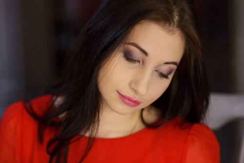 Дорогие девушки!  Мы предлагаем услуги двух дипломированных специалистов: визажиста и стилиста. 07