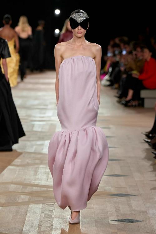 Сара пиджон - хорошенькая, но что она надела? 08