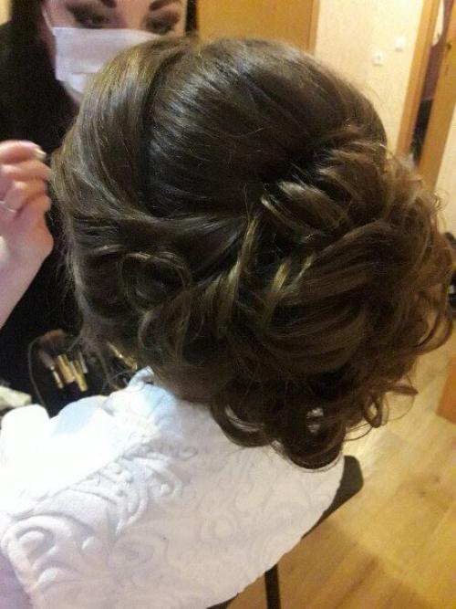 Дорогие девушки!  Мы предлагаем услуги двух дипломированных специалистов: визажиста и стилиста. 05